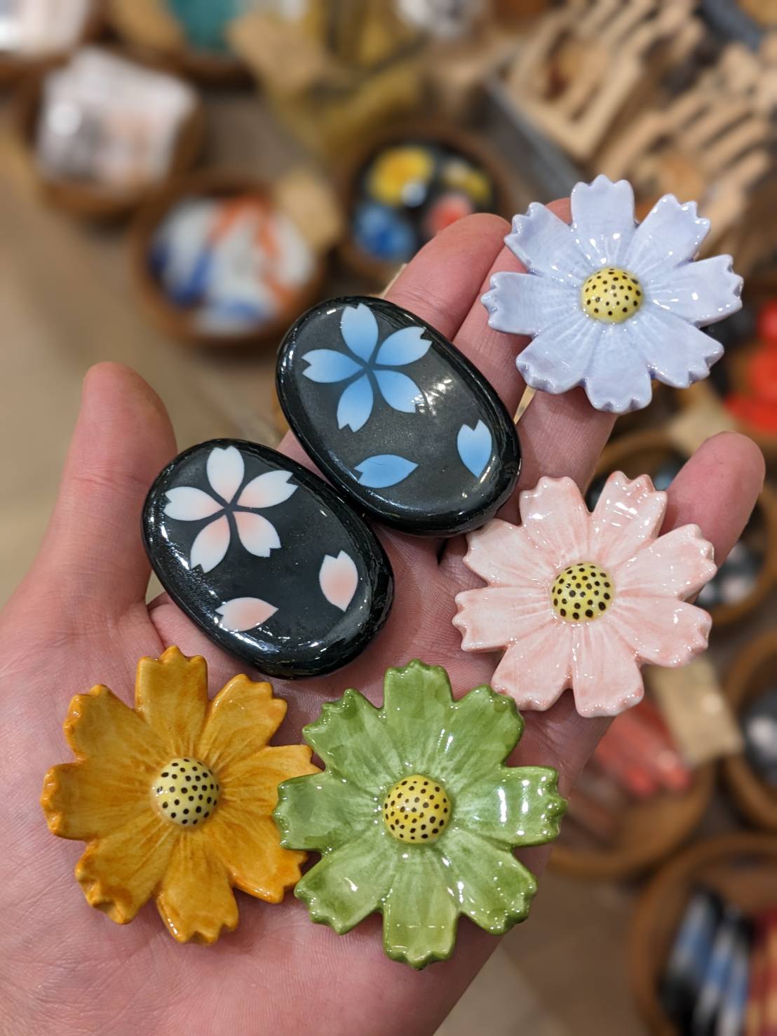 食卓を華やかに彩る！HUGLOTの花柄箸置きが福岡で大人気 - 福岡の名  