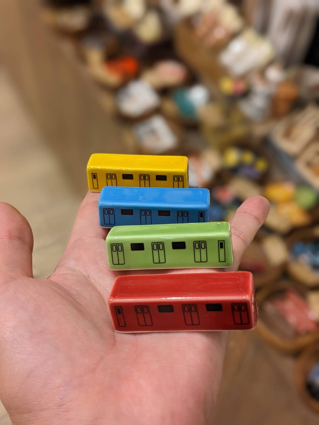 福岡のギフトショップHUGLOT発！鉄道ファン必見の有田焼電車の箸置き